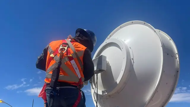 Técnico con arnés y línea de vida trabajando sobre una estructura en azotea