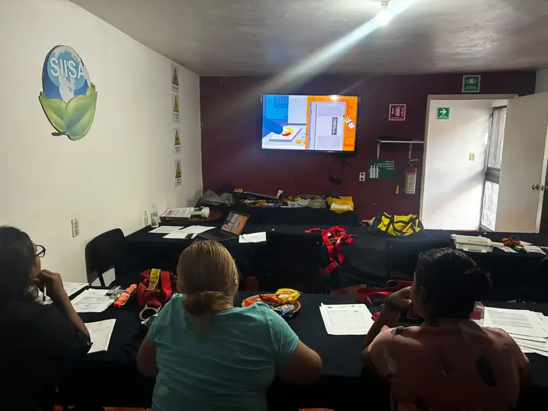 Aula de capacitación de SIISA con participantes y pantalla