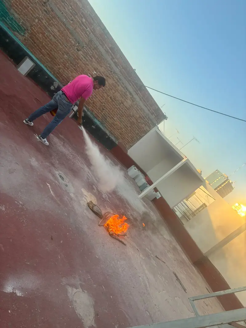 Práctica con extintor sobre fuego controlado
